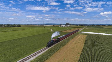 Yenilenmiş Buharlı Yolcu Treni, Seyahat Eden Yeşil Mısır Tarlaları, Sonbahar Günü Duman Üfleme Görünümü