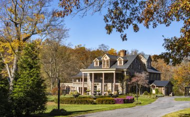 Elizabethtown, Pennsylvania, 11-02, 2023 - Sunny Fall Günü 'nde Bahçeleri ve Manzarası Olan Eski Bir Taş Koloni Evi