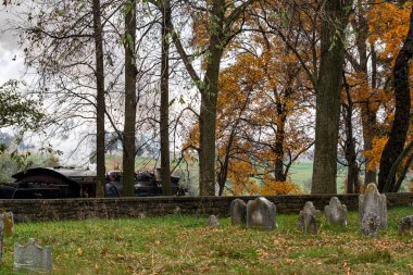 Eski bir mezarlığı geçen Buhar Makinesi manzarası, Bir sonbahar günü duman üfleme