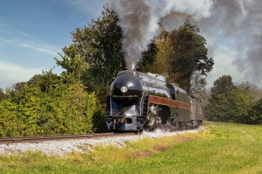 Buharlı Yolcu Treni Virajın Çevresinde Yaklaşıyor, Kırsal Amerika 'da Seyahat Ediyor, Yaz Gününde Duman Esiyor