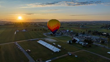 Bir Sıcak Hava Balonlarının Güneşli bir Yaz Sabahında Güneş Doğarken Açılıp Uçuşunun Havadan Görüntüsü