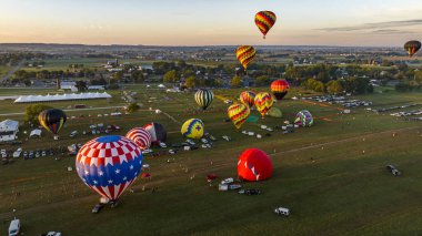 Güneşli bir yaz gününde, Bir Sabah Fırlatılması sırasında Yüzen Çok Sıcak Hava Balonlarının Hava Görüntüsü
