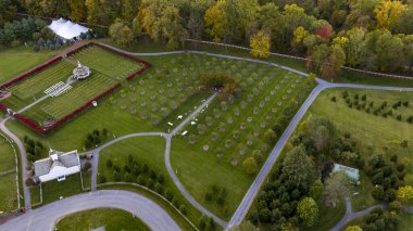 Elizabethtown, Pennsylvania, 22 Ekim 2023 - Sonbaharda Sonbahar Renkleriyle Bir Çardak, Üzüm ve Bahçenin Havadan Görünümü