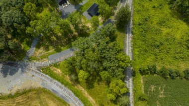 Kırsal kesimin ortasında yer alan Dar Sayaç Demiryolu Wye 'ın Havadan Aşağıya Bakışı.