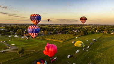 Pensilvanya Kuşu, 14 Eylül 2023 - Güneşli bir yaz sabahı Sunrise 'da Pensilvanya' nın kırsal kesimlerinde Çok Sıcak Hava Balonları Başlıyor ve Uçuyor