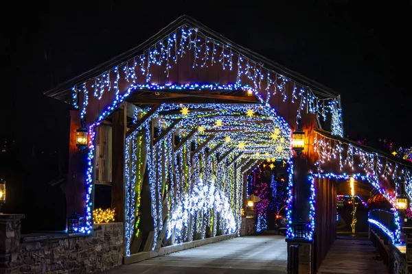 ツインクリスマスライトとその名前と日付を示す印で飾られた彼女のミル覆われたブリッジのエントランス 魔法の夜のシーンを作成 — ストック写真