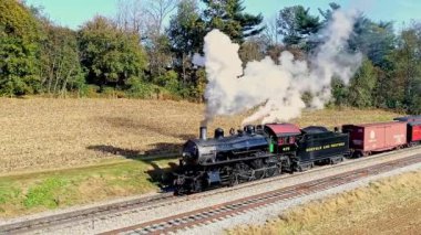 Ronks, Pennsylvania, ABD, 7 Kasım 2021 - Antik Buharlı Yolcu Treni 'nin Bir Sonbahar Günü Yavaşça Başlarken Dumanı Sönen görüntüsü