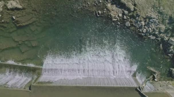 Ein Ruhiger Wasserfall Fließt Über Einen Kleinen Damm Umgeben Von — Stockvideo