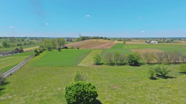Eine Luftaufnahme Ländlicher Amerikanischer Farmen Mit Farbflecken Einem Sonnigen Tag — Stockvideo