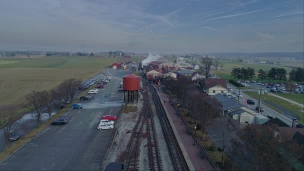 Flygfoto Över Tågstation Med Ett Ångpassagerartåg Som Kör Till Stationen — Stockvideo