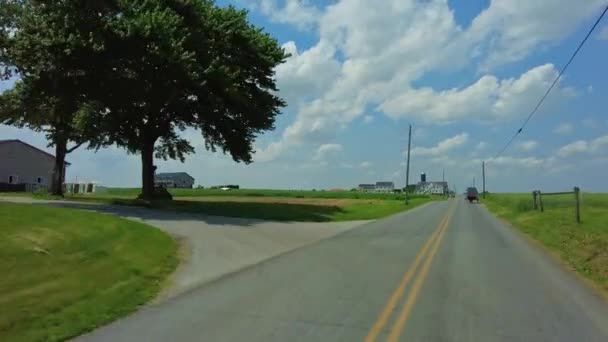 Conduciendo Por Tranquilo Camino Rural Flanqueado Por Una Granja Campos — Vídeo de stock