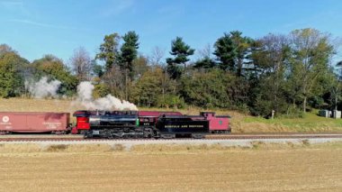 Ronks, Pennsylvania, ABD, 7 Kasım 2021 - Antik Buharlı Yolcu Treni 'nin Bir Sonbaharda Yavaşça Yedekleme Duman Esintisi