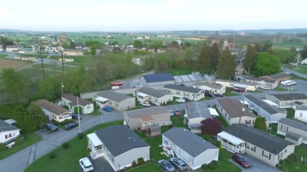 Dron Desliza Sobre Una Tranquila Área Casas Móviles Suburbanas Medida — Vídeo de stock
