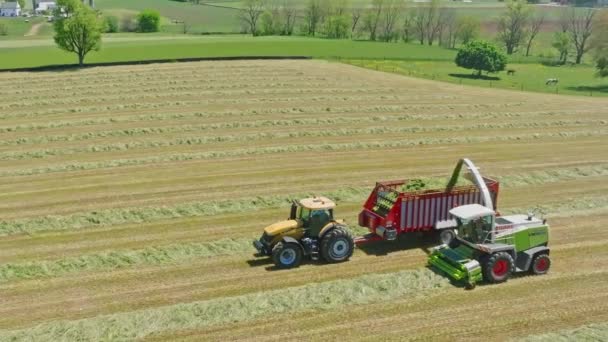 Ronks Pennsylvania May 2023 Claas Tractors Work Harmony Baling Hay — Stock Video