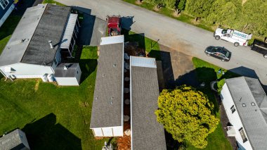 Bir Parkta Üretilmiş, Mobil, Prefabrik Çift Geniş Ev Oluşturulmasının Havadan Görünümü