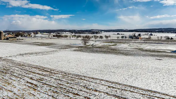 Una Vista Aérea Campos Agrícolas Con Motas Nieve Edificios Granjas Fotos de stock libres de derechos