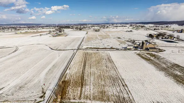 Una Vista Aérea Del Extenso Campo Cubierto Nieve Con Edificios Imágenes de stock libres de derechos