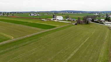 Şafak, dingin yeşillikleri ve sakin manzarayı aydınlatan huzurlu bir tarım arazisinin üzerine doğuyor..