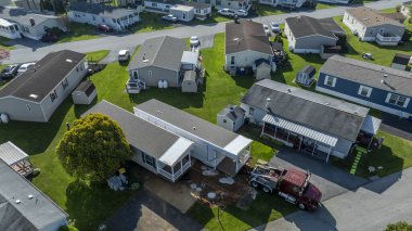 Bir Parkta Üretilmiş, Mobil, Prefabrik Çift Geniş Ev Oluşturulmasının Havadan Görünümü