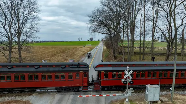 Bir Amish At Arabasıyla Kırsal Yoldan Geçen Tarihi Tren