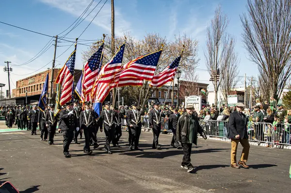 Lindenhurst, New York, ABD, 30 Mart 2024 - Bir Geçit Töreni sırasında Sunny Street 'te gururla yürüyen üniformalı yürüyüşçüler