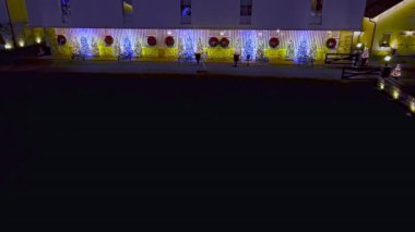 Akşam saatlerinde Noel ışıklarıyla parıldayan bir binayı görüntüler..