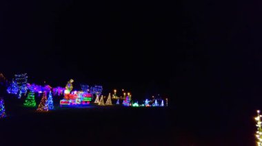 Göz kamaştırıcı Noel ışıkları geceleri küçük bir kasabayı aydınlatıyor..