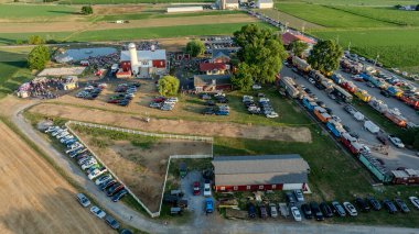 Ronks, Pennsylvania, ABD, 3 Temmuz 2024 - Kızıl Ahır, Kalabalık, Yiyecek Kamyonları, Otoparklar ve Çevre Tarlaları 'nın Hava Görüntüsü.