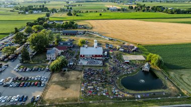 Ronks, Pennsylvania, ABD, 3 Temmuz 2024 - Kızıl Ahır, Açık Hava Orkestrası, Büyük Kalabalık, Yemek Kamyonları, Park Arabaları, Gölet ve Çevre Tarlaları.