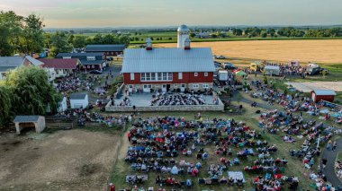 Ronks, Pennsylvania, ABD, 3 Temmuz 2024 - Kızıl Ahır, Açık Hava Orkestrası, Büyük Kalabalık, Yemek Kamyonları, Otomobiller ve Çevre Tarlaları.