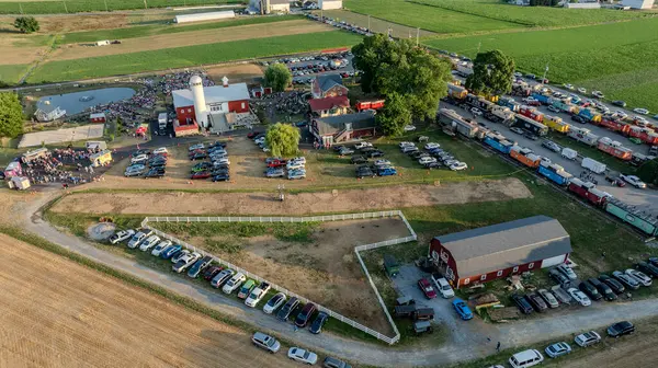 Ronks, Pennsylvania, ABD, 3 Temmuz 2024 - Kızıl Ahır, Kalabalık, Yiyecek Kamyonları, Otoparklar ve Çevre Tarlaları 'nın Hava Görüntüsü.