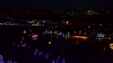 Geceleri küçük bir kasabada parıldayan Noel ışıklarının hava görüntüsü. Yüksek kalite 4k görüntü. 