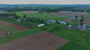 Pensilvanya 'nın kırsal kesimlerinden sakin bir akşam manzarası. Yüksek kalite 4K görüntü. Pensilvanya 'daki bir çiftliğin havadan görünüşü, kırsal kesimin sessiz güzelliğini yansıtıyor.. 