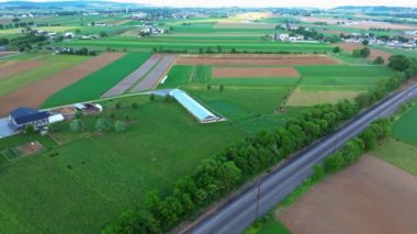 Pennsylvania 'da bir çiftlikte huzurlu bir yaz günü. Pensilvanya 'da güzel bir yaz gününde bir çiftliğin havadan görüntüsü.. 