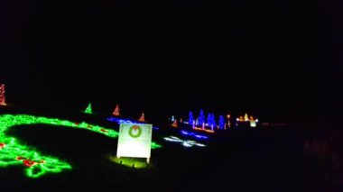 Göz kamaştırıcı Noel ışıkları kışın harikalar diyarını aydınlatıyor. Yüksek kalite 4k görüntü