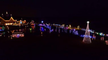 Küçük bir kasabada güzel bir Noel ışıklarının hava manzarası. Yüksek kalite 4k görüntü