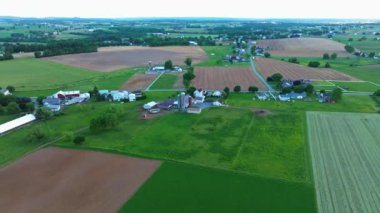 Pennsylvania 'daki Çiftlik ve Kırsal Evlerin Havadan Görünümü. Yüksek kaliteli 4K görüntüler, Pennsylvania kırsalının güzelliği kayan tepeler, tarlalar ve büyüleyici evler.. 