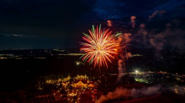 Parlak kırmızı ve altın rengi havai fişekler gece gökyüzünü beyaz ahırlar ve küçük kiliseleriyle aydınlatacak ve karanlık zemine karşı coşkulu ve canlı bir atmosfer yaratacak..