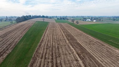 Bu hava perspektifi, yeni ekilmiş ekinler ve çıplak topraklarla geniş alanlar gösteriyor.
