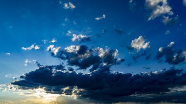 Güneş batarken gökyüzünü saran çarpıcı bir renk gösterisi bulutlara gölge düşürüyor ve akşam saatlerinde sakin bir atmosfer yaratıyor..
