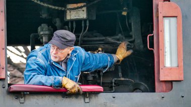 Strasburg, Pennsylvania, ABD, 31 Aralık 2024 - James Rice, kendini adamış bir mühendis, tarihi bir tren istasyonunda buhar makinesinin kontrolünü ayarlıyor,