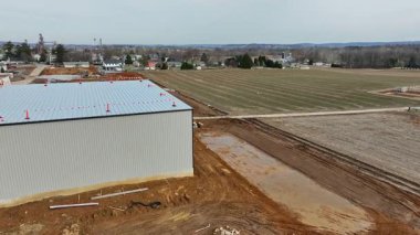 Gordonville, Pennsylvania, 5 Şubat 2025 - Ağır makineler aktif olarak bir inşaat alanında çalışıyor. Yapılar inşa edilirken, ekipmanlar toprağı hareket ettiriyor ve araziyi şekillendiriyor.