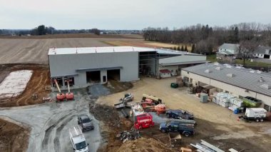 Gordonville, Pennsylvania, 5 Şubat 2025 - Geniş tarım alanında yeni bir tesis inşa ediliyor.