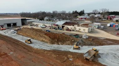 Gordonville, Pennsylvania, 5 Şubat 2025 - Ağır makineler aktif olarak bir inşaat alanında çalışıyor. Yapılar inşa edilirken, ekipmanlar toprağı hareket ettiriyor ve araziyi şekillendiriyor.