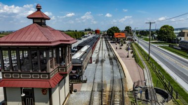 Strasburg, Pennsylvania, 26 Ağustos 2024 - Ziyaretçiler sakin bir kırsal alana kurulmuş tarihi bir tren istasyonunun manzarasının keyfini çıkarabilirler. İyi korunmuş izler mesafeye kadar uzanıyor.