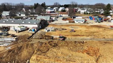 Gordonville, Pennsylvania, 26 Şubat 2025 - Banliyö bölgesindeki arazileri temizlemek için yeni inşaata hazırlanan ağır makineler. İşçiler bölgede faaliyetleri koordine ederler