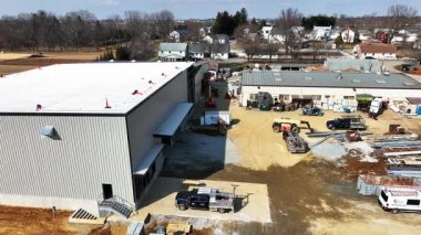 Gordonville, Pennsylvania, 26 Şubat 2025 - İnşaat işçileri açık mavi gökyüzü altında ağır makineler ve devam eden alan hazırlıklarının yer aldığı bir sanayi tesisi inşa ettiler