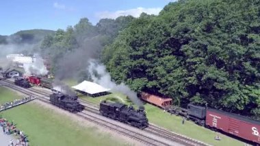 Cass, Batı Virginia, 18 Haziran 2022 - Bir festival sırasında buharlı trenler kalabalığın arasından geçerken, 18 Haziran 2022 'de Batı Virginia' nın Cass kentindeki canlı atmosferi tecrübe edin. Bu tarihi olayın manzarasının ve seslerinin tadını çıkarın..