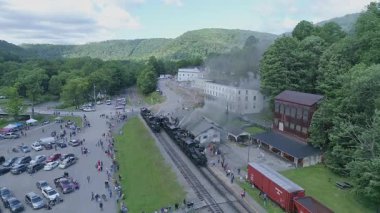 Gordonville, Pennsylvania, 10 Mart 2025 - İnşaat alanının yüksek açılı görüntüsü ağır makineler ile beton taş öğütüyor zengin detay canlı renk dinamik hareketi yumuşak hareket