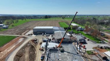 Crane ve Çelik Kirişler Birleştirilirken İnşaat Alanının Hava Görüntüsü